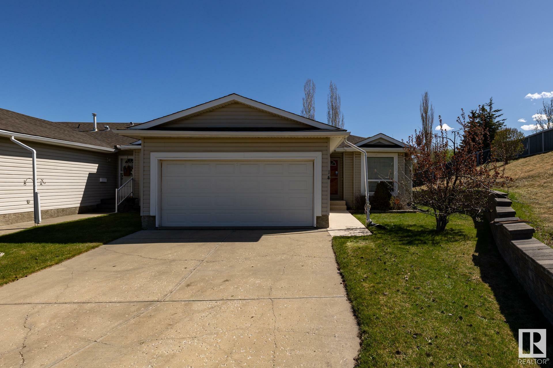 Property Photo: 14 Hillcrest Court AB T7X 4A8