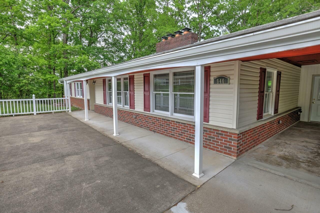 Property Photo: 946 S Walnut St WV 25174