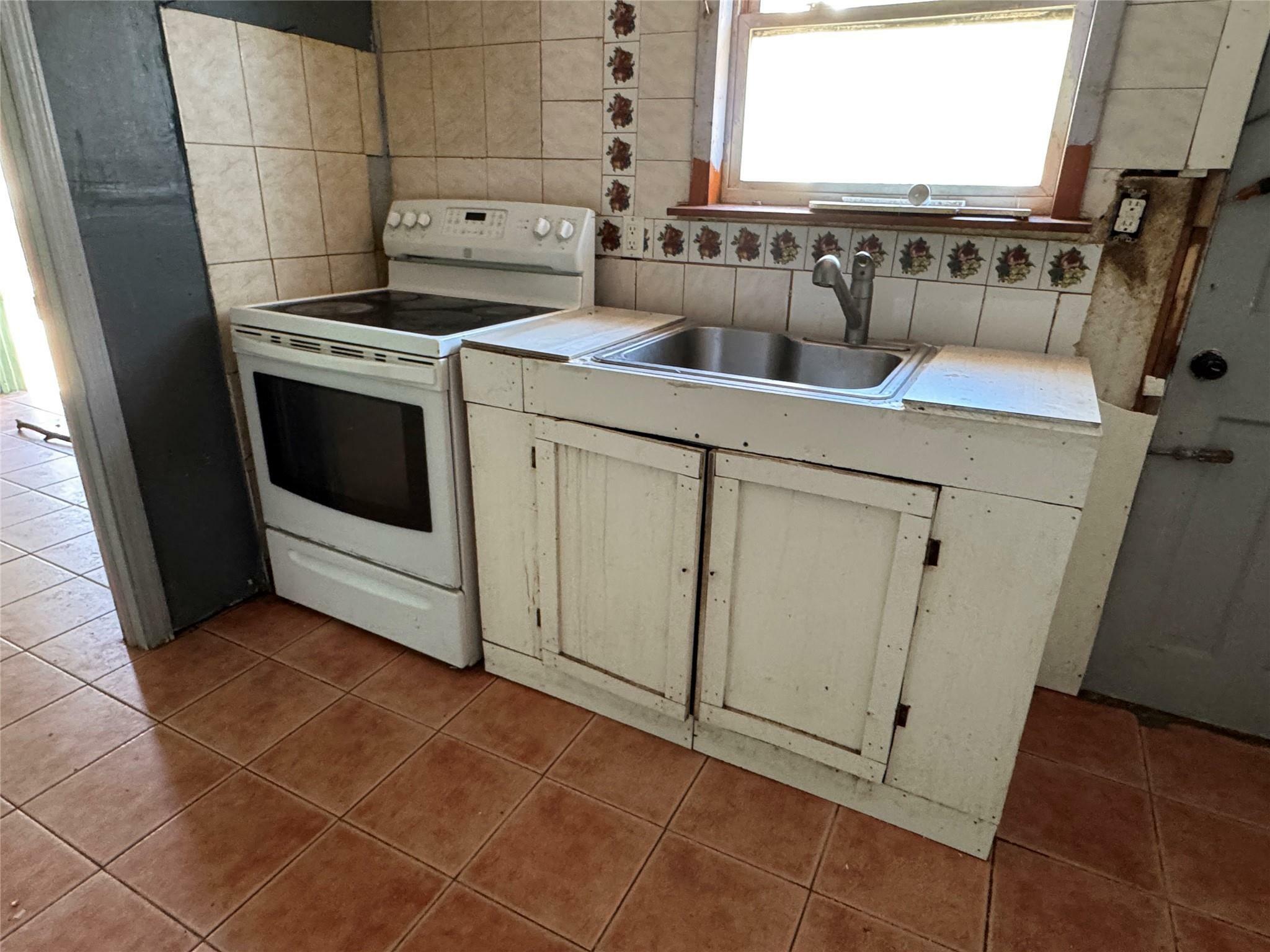 Property Photo:  25 Candlewood Road  NY 11706 
