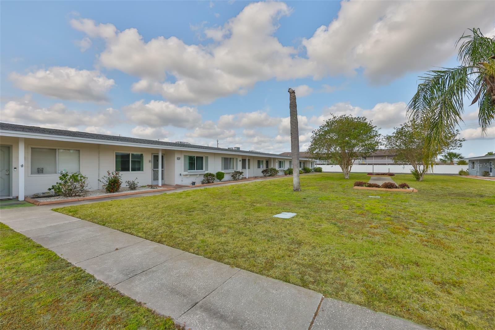 Property Photo: 1304 Burbank Court FL 33573