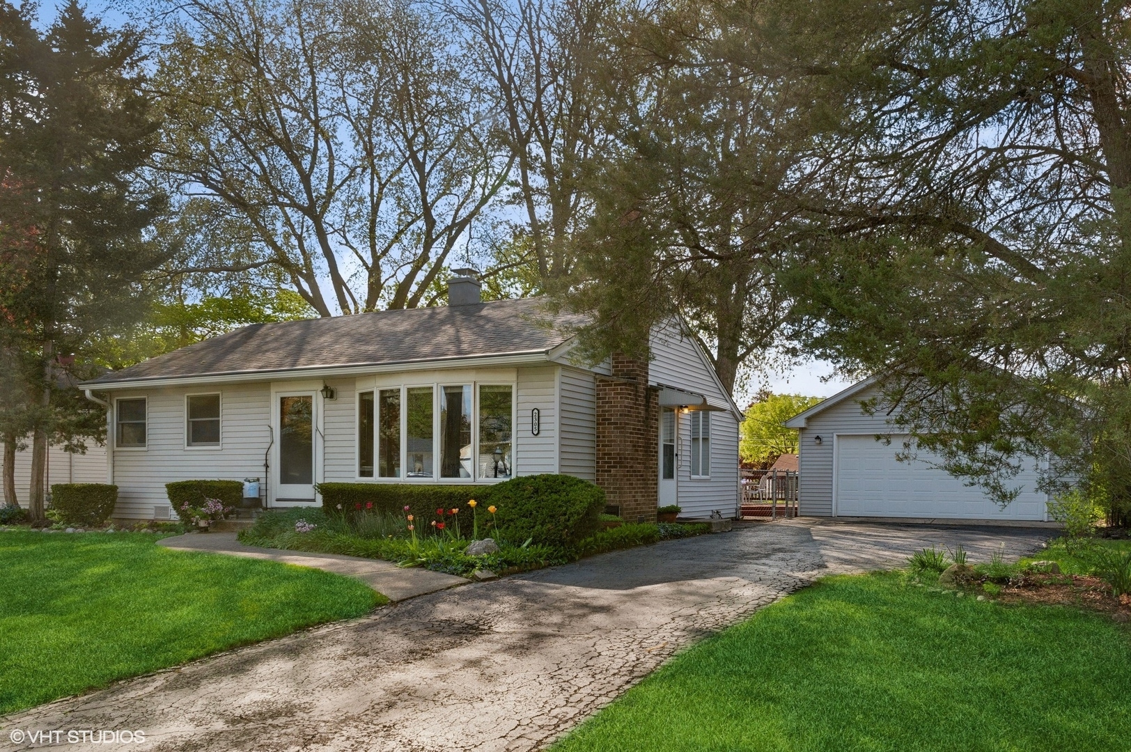 Property Photo: 2305 Jay Lane IL 60008