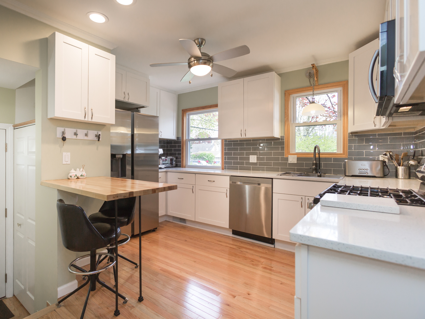 Property Photo: 423 N Emerson Street IL 60056