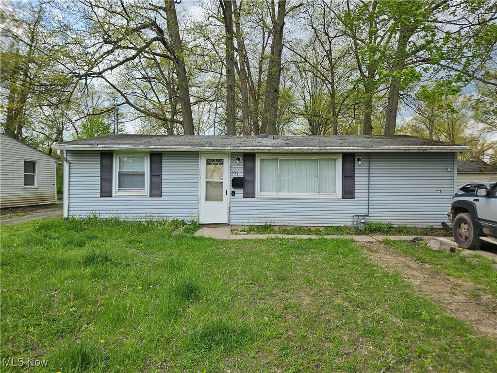 Property Photo: 507 Oak Circle SW OH 44485