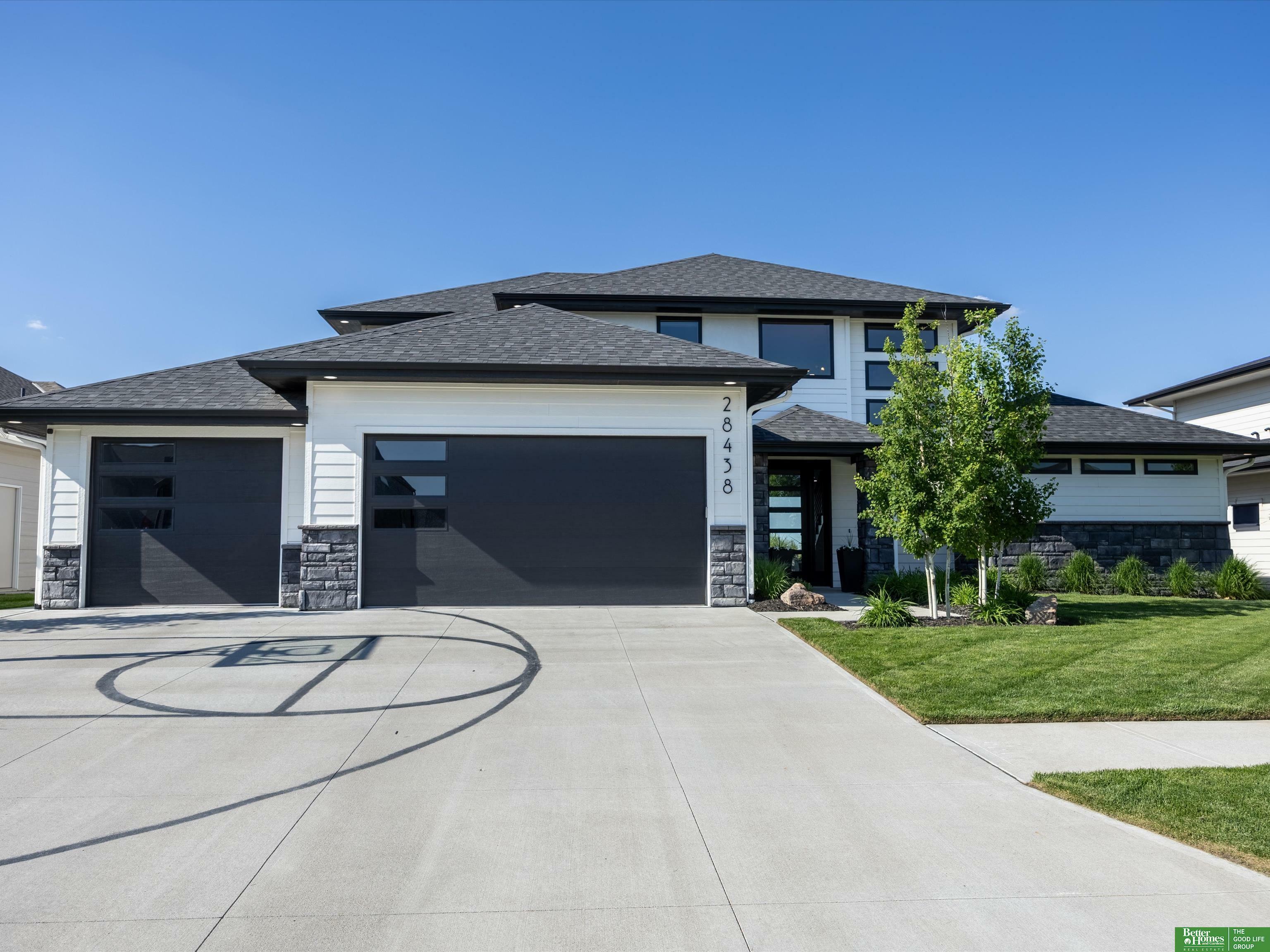 Property Photo: 28438 Laurel Circle NE 68064