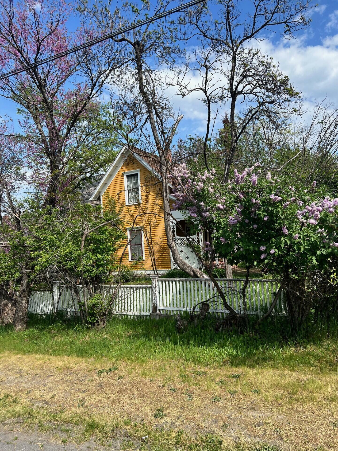 Property Photo: 220 8th Street OR 97530