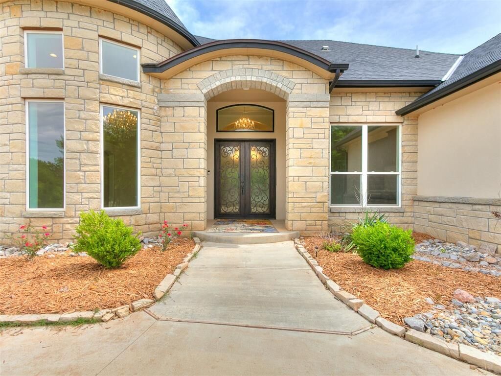 Property Photo:  6209 Lakewood Ridge Road  OK 73013 
