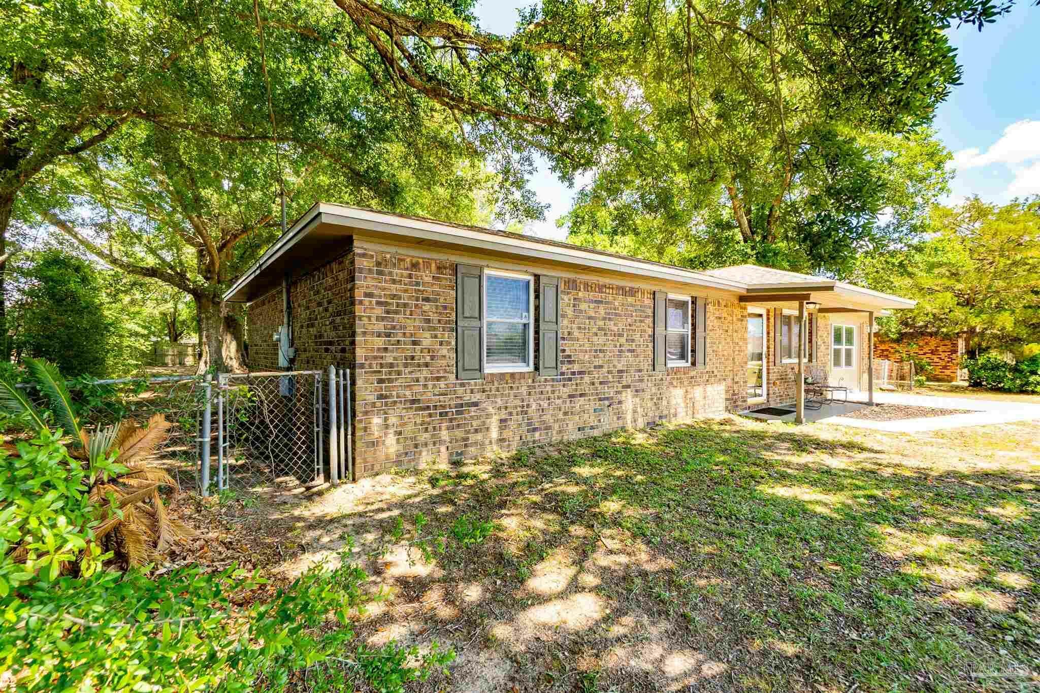 Property Photo: 5518 Cyanamid Rd FL 32583