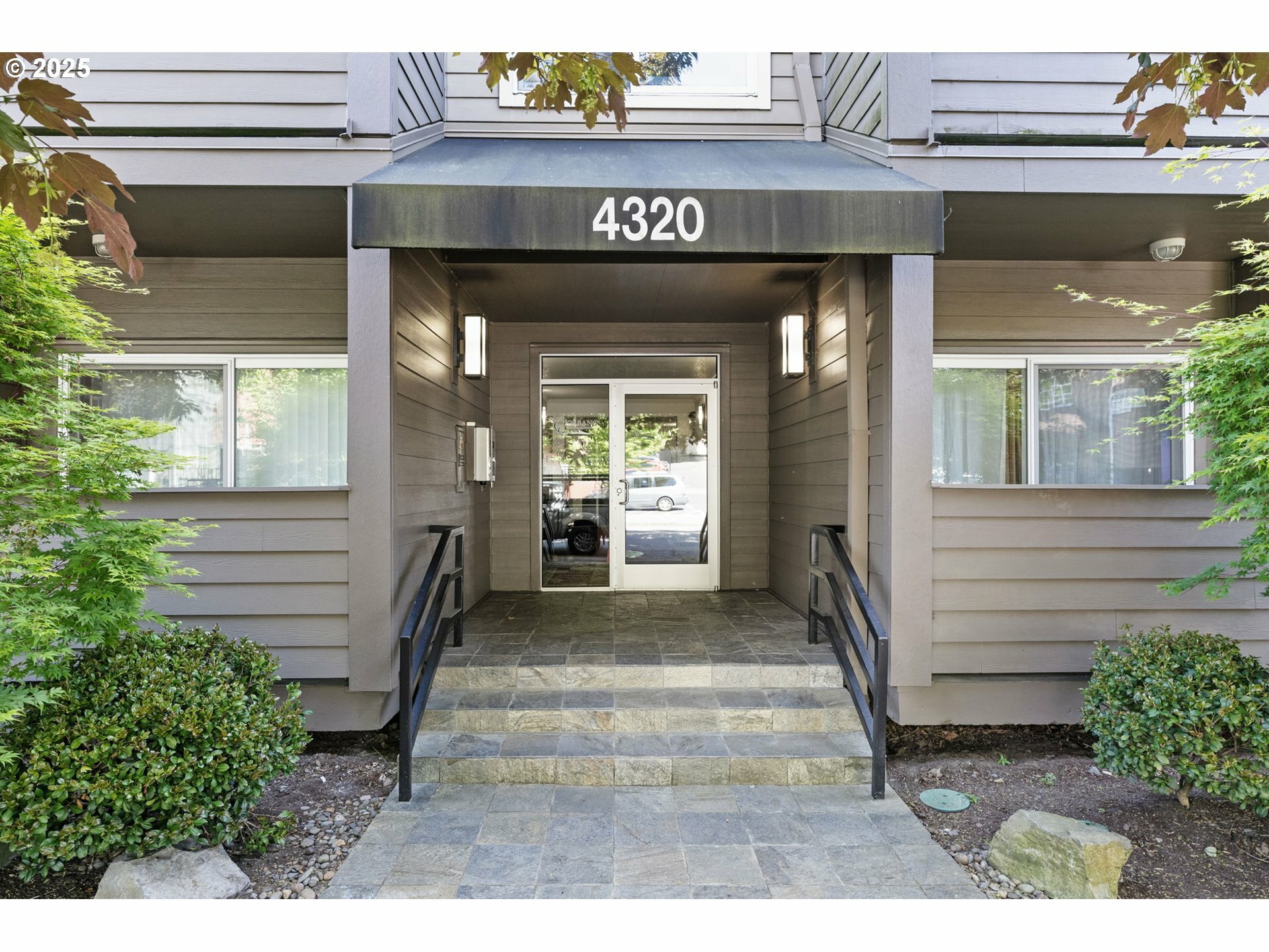 Property Photo: 4320 S Corbett Ave 117 OR 97239