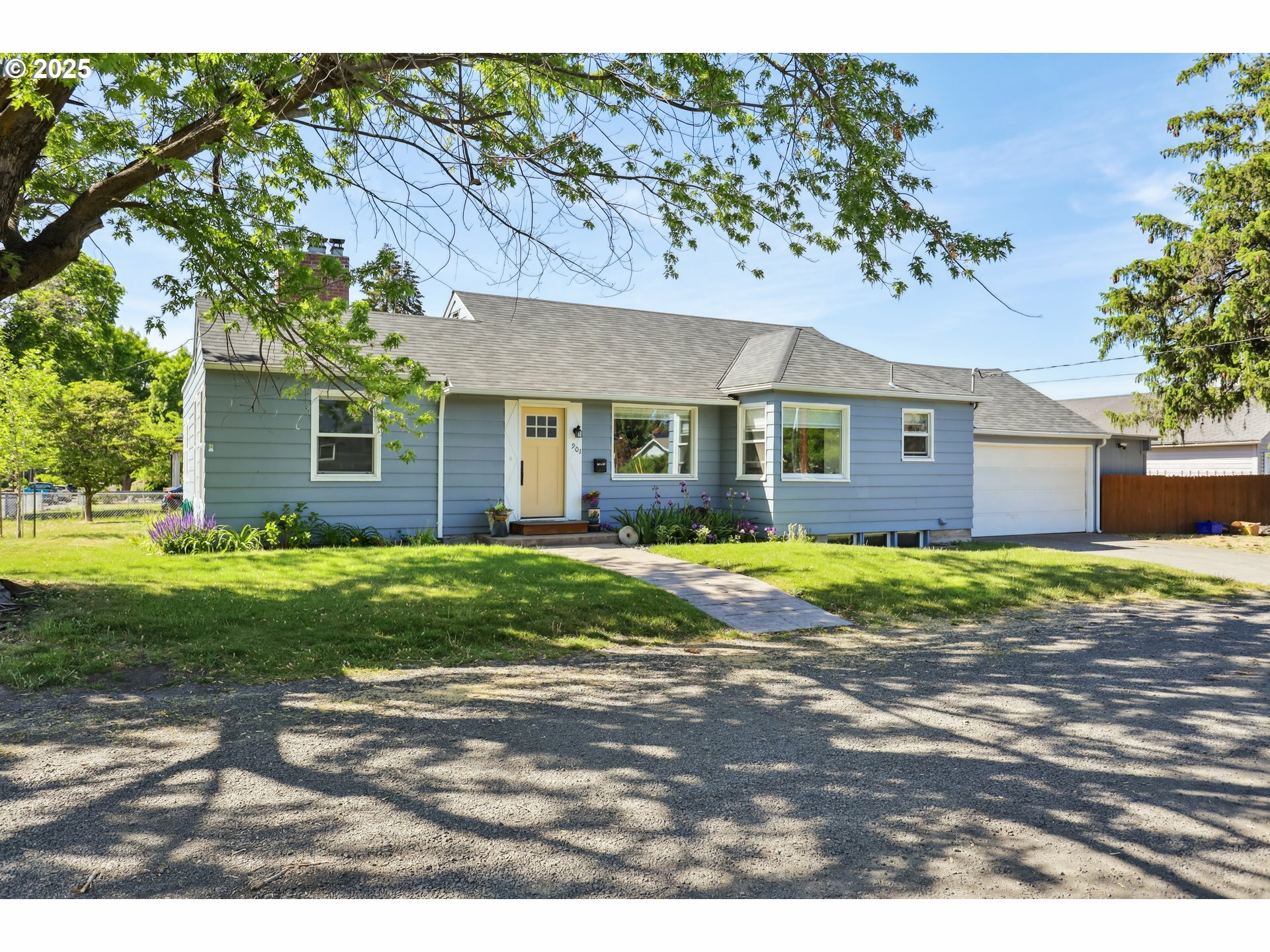 Property Photo: 901 W 9th St OR 97058
