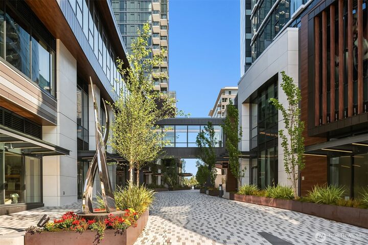 Property Photo: 838 Avenue Square NE 1806 WA 98004