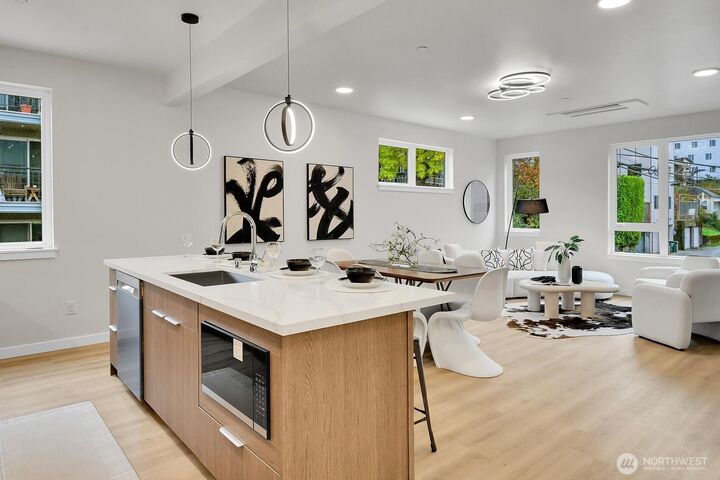 Property Photo:  261 E Louisa Street  WA 98102 