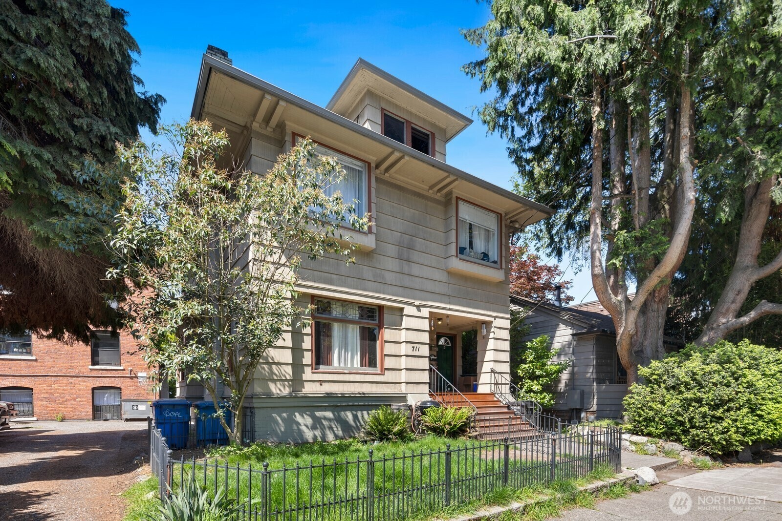 Property Photo: 711 Summit Avenue E WA 98102