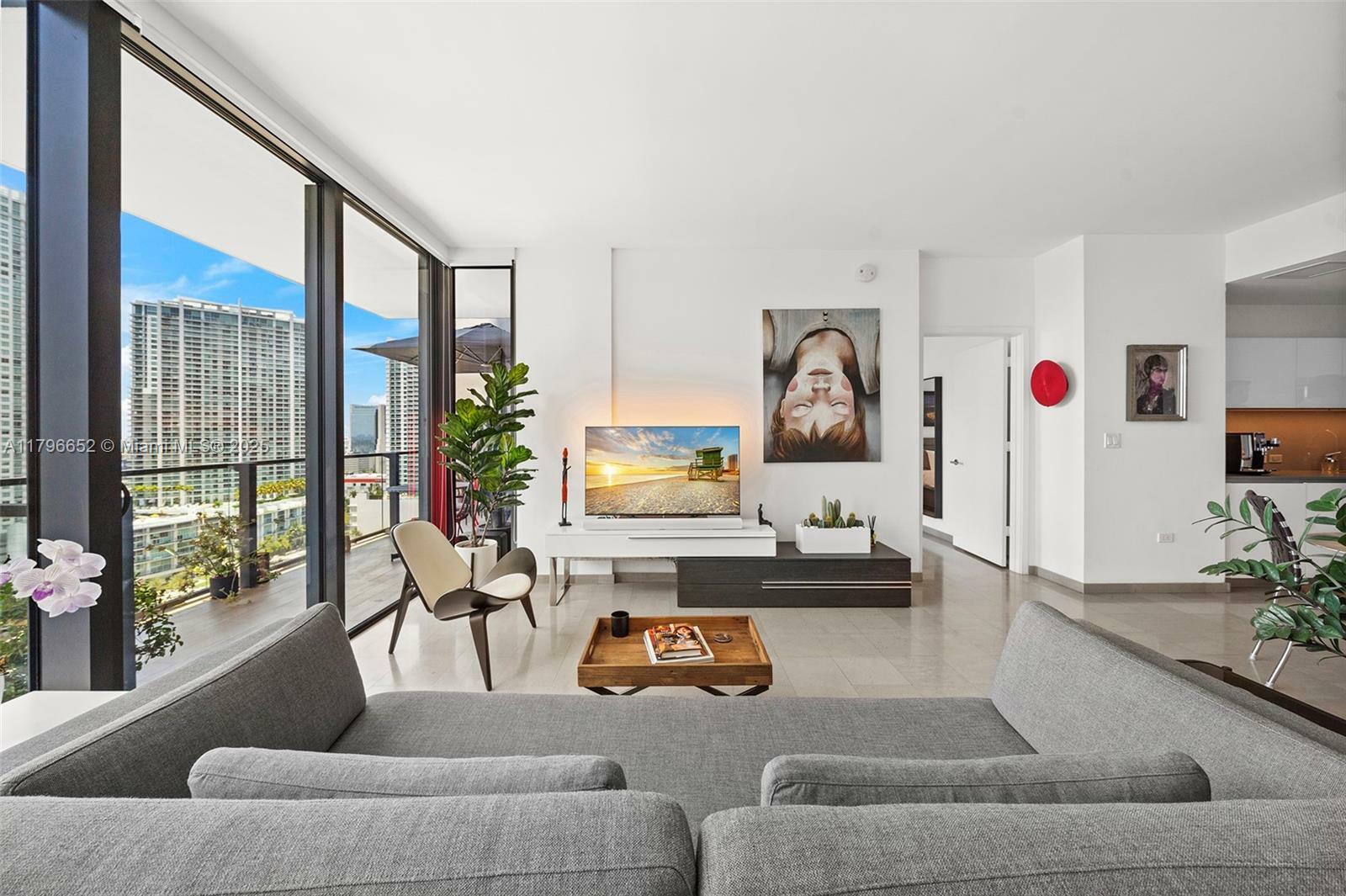Property Photo: 68 SE 6th St 1708 FL 33131