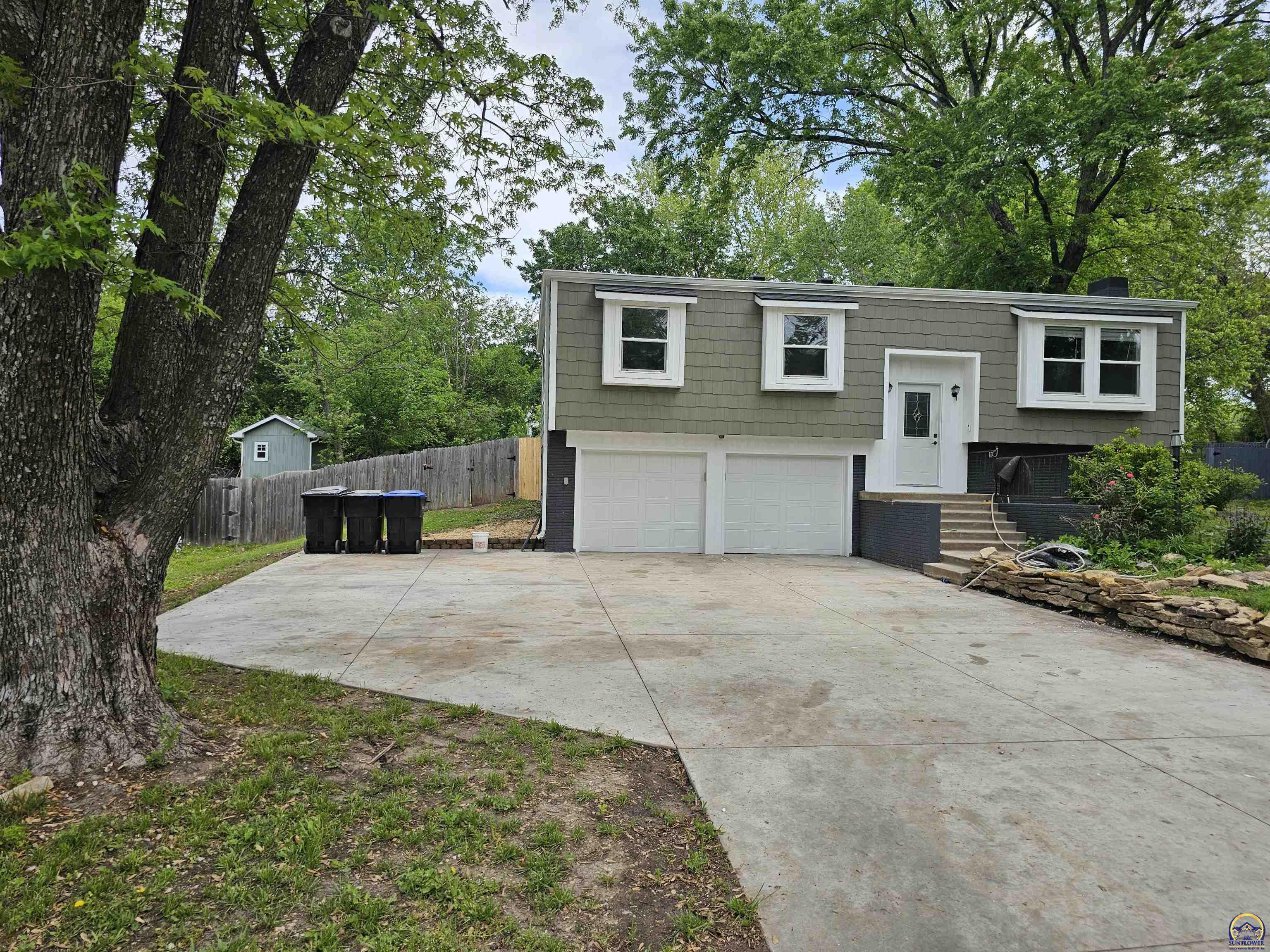 Property Photo: 3518 SE Shorewood Dr KS 66605