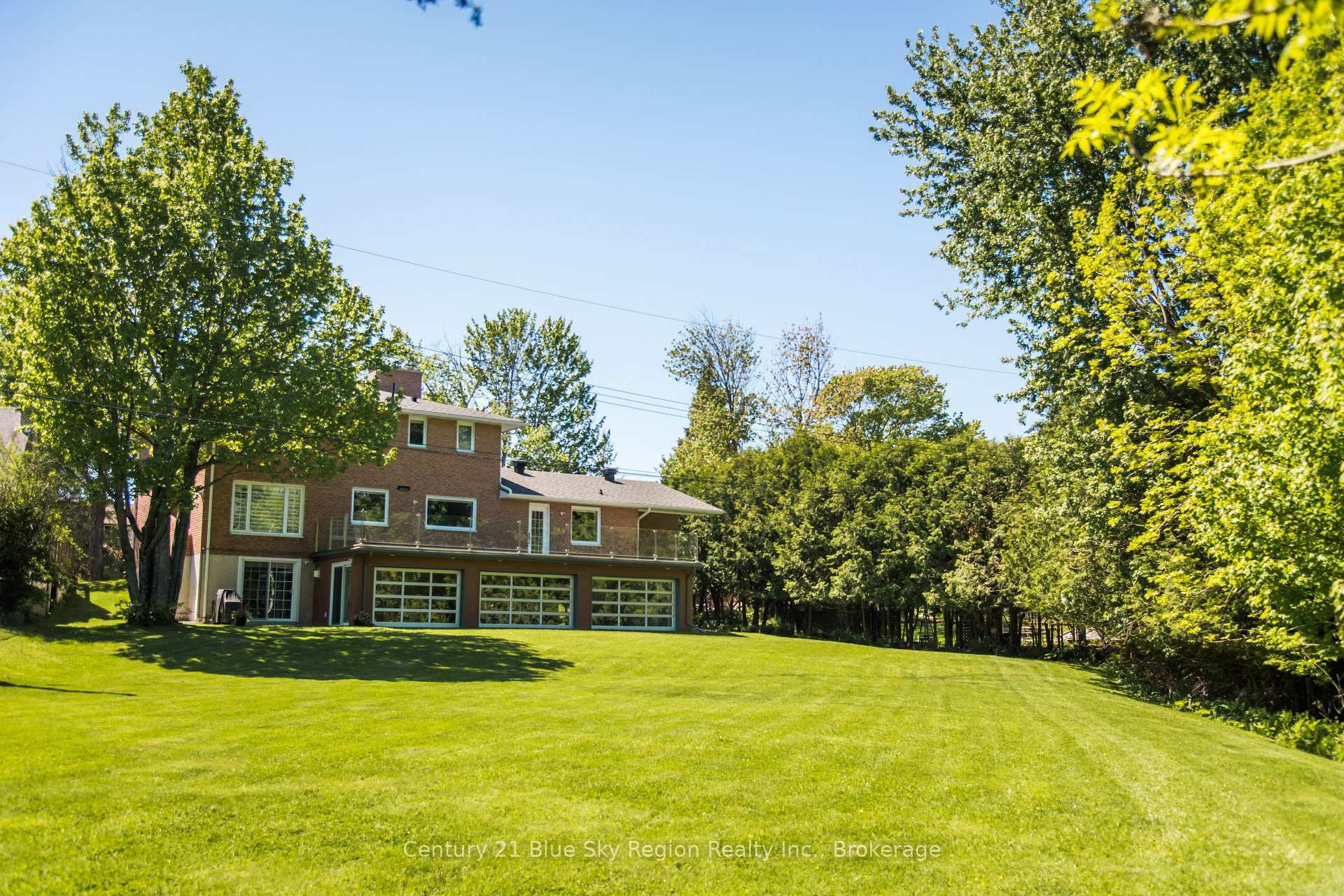 Photo de la propriété: 614 Guinevere Court ON P1A 3N9