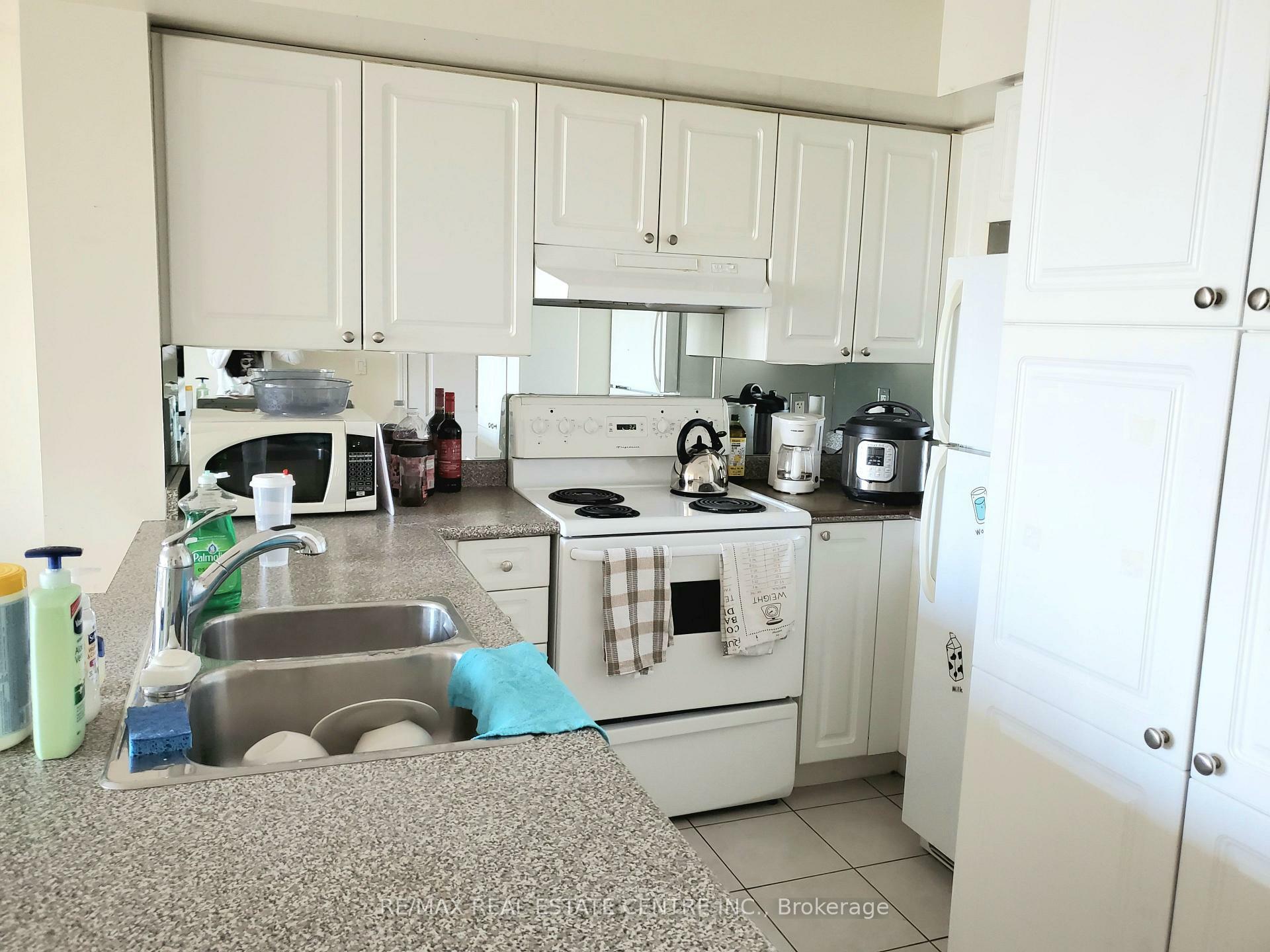 Property Photo: 1 Elm Drive W 909 ON L5B 4M1