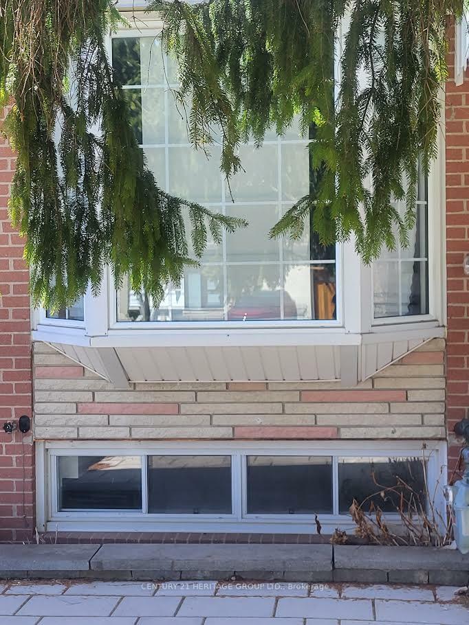 Photo de la propriété: 232 Blue Grass Boulevard ON L4C 3H2