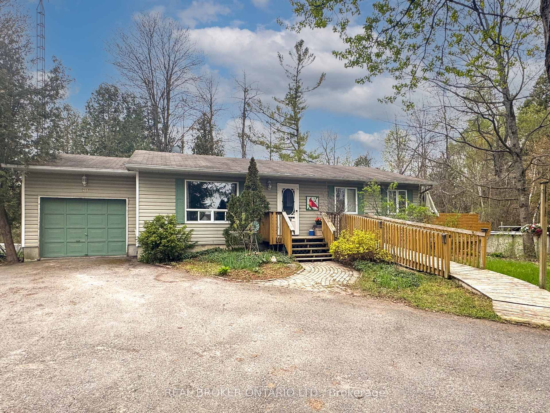 Property Photo: 30 Kingfisher Crescent ON K0G 1J0