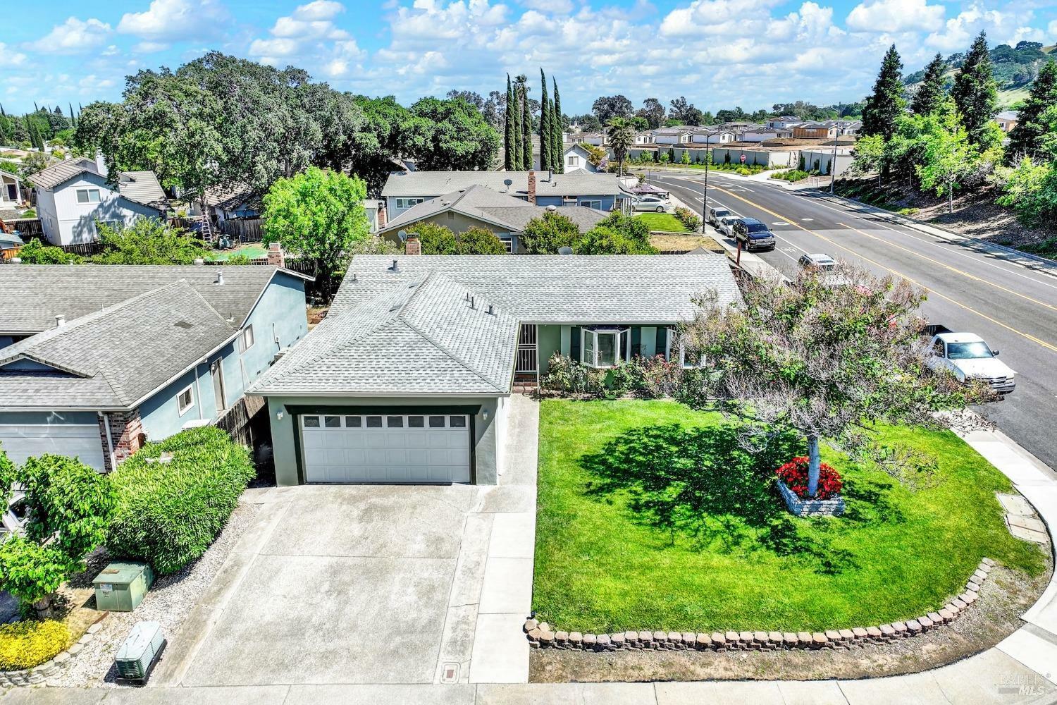 Property Photo: 1199 Creekside Drive CA 95687