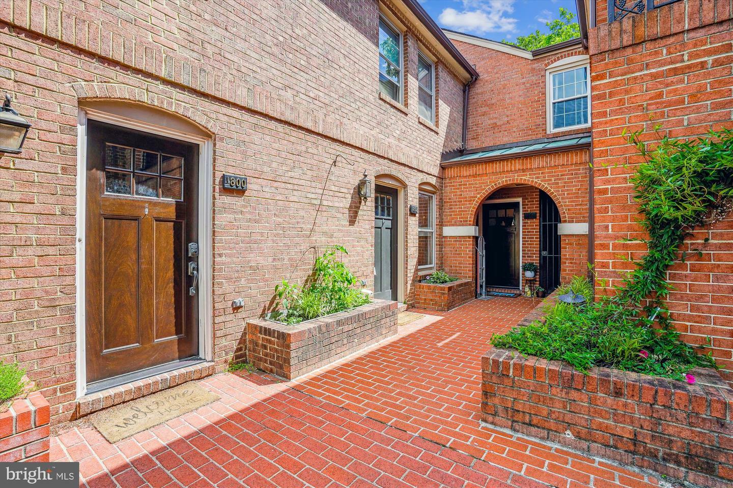 Property Photo: 1802 21st Street N VA 22209