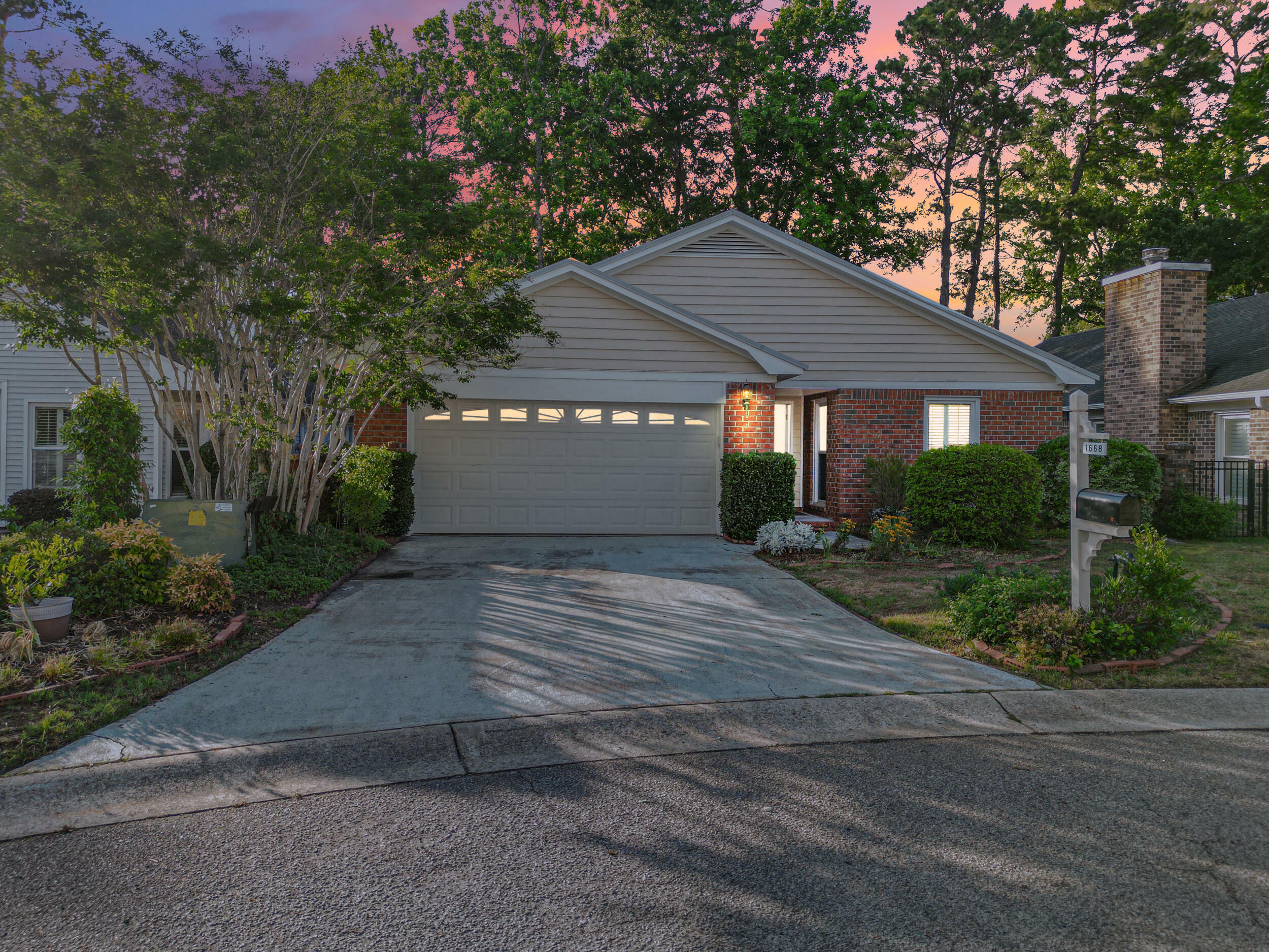 Property Photo: 1668 Fairway Place Lane SC 29464