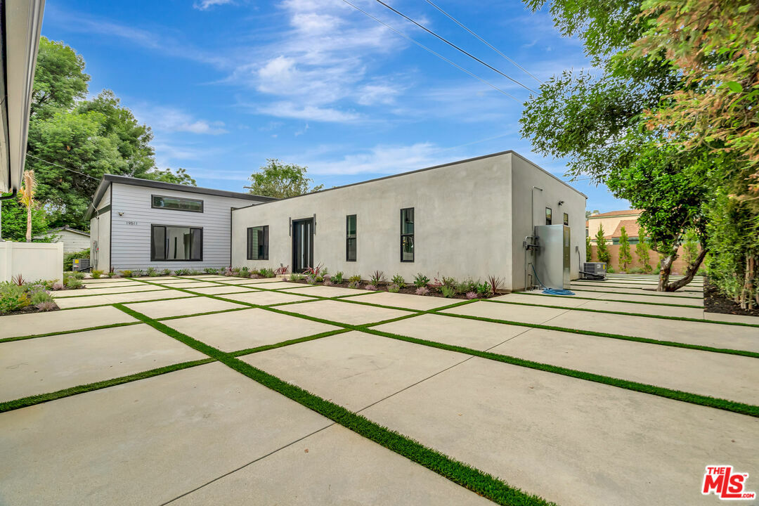 Property Photo: 19513 Cantara St CA 91335