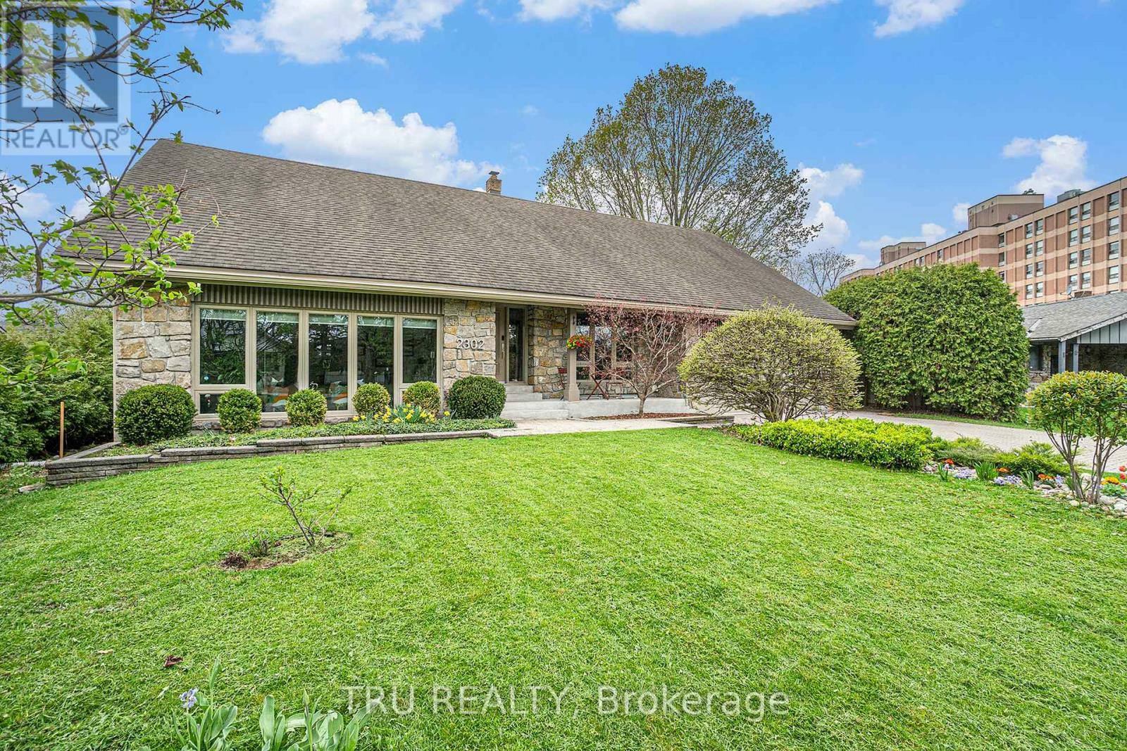 Photo de la propriété: 2302 Fox Crescent ON K2B 7K6