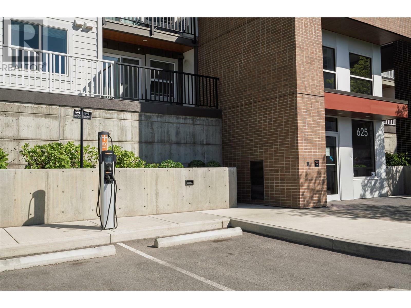 Property Photo: 625 Academy Way 210 BC V1V 0E3