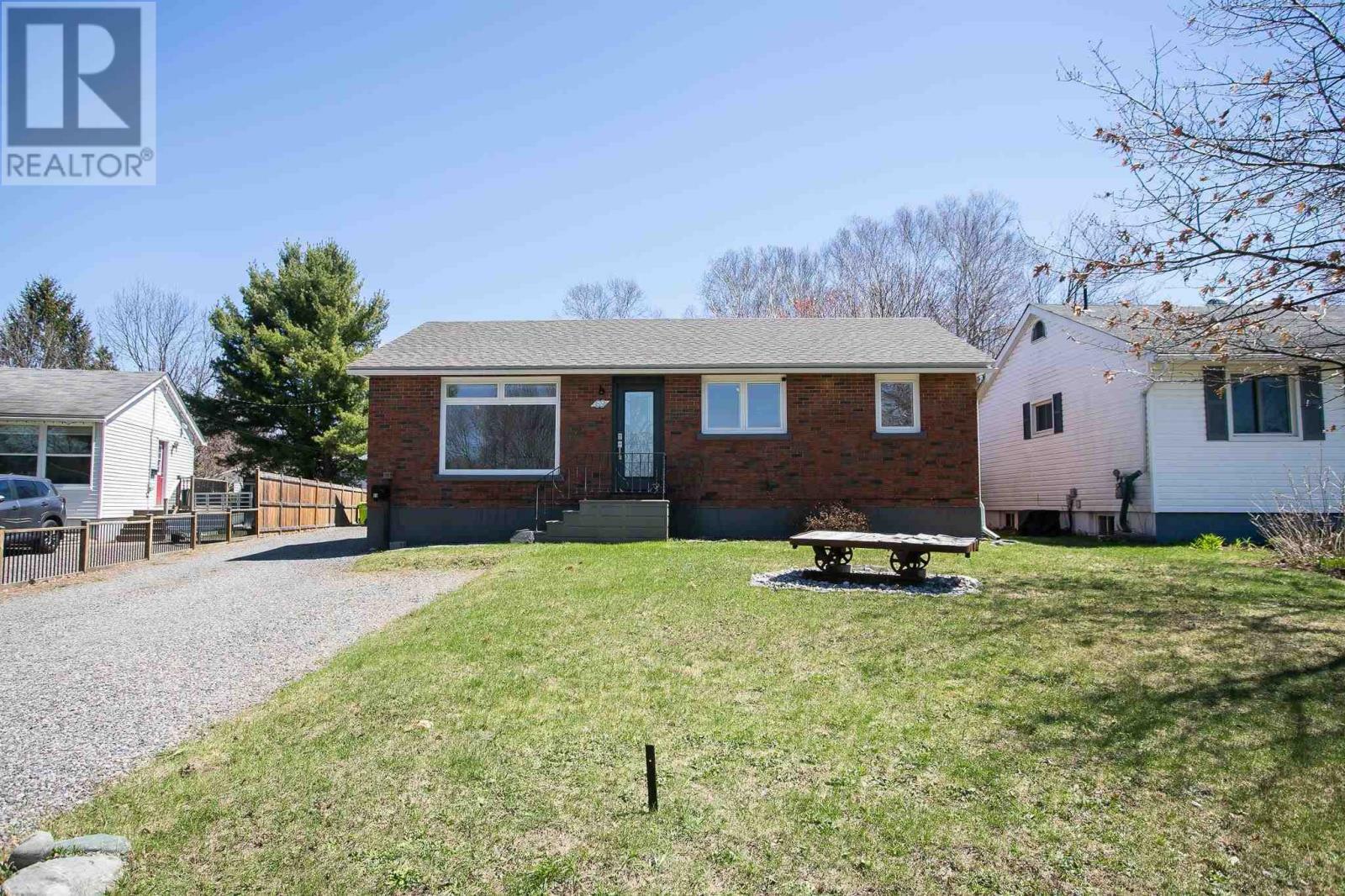 Photo de la propriété: 69 Ashgrove Ave ON P6A 4X3