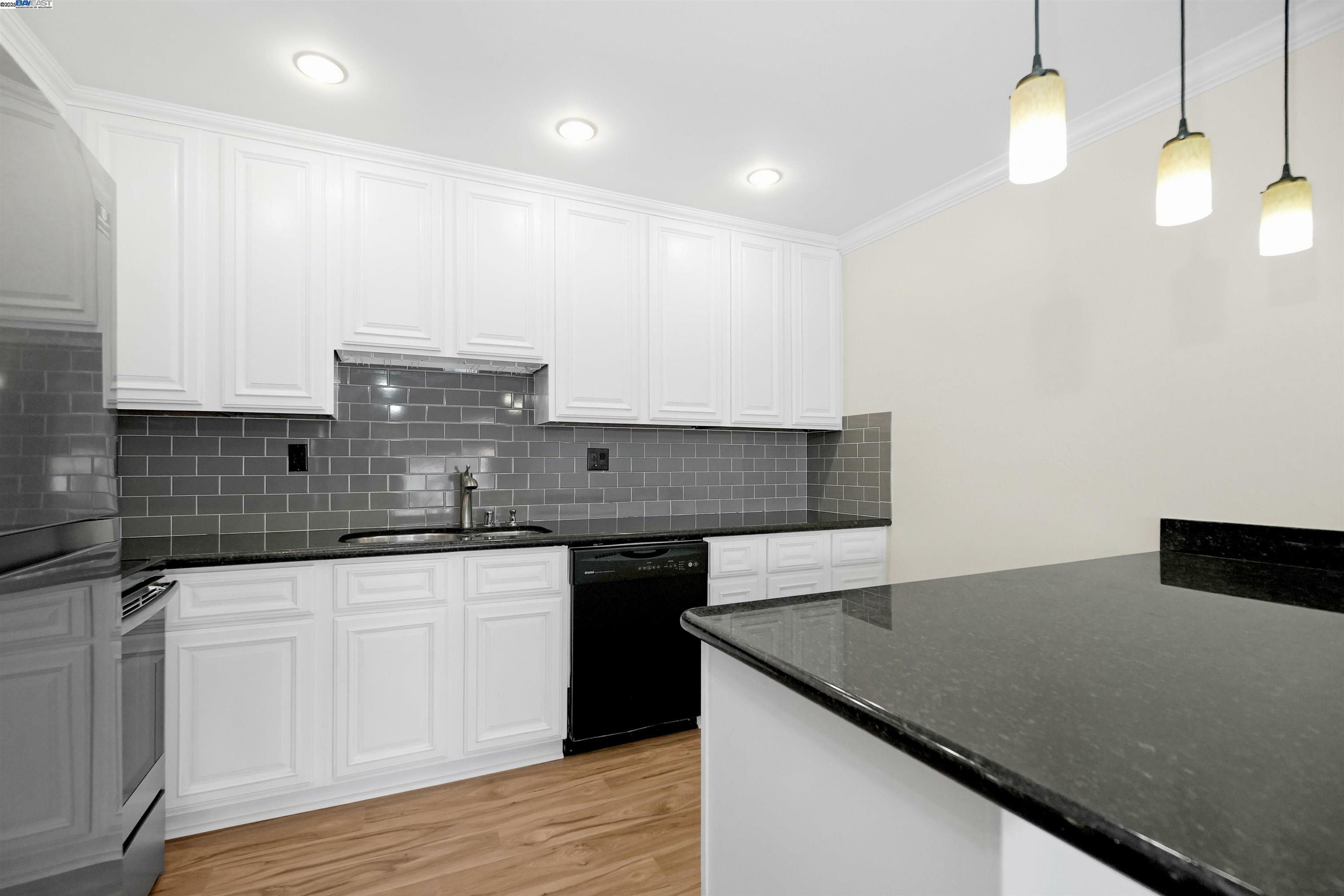 Property Photo: 325 Lenox Ave 308 CA 94610