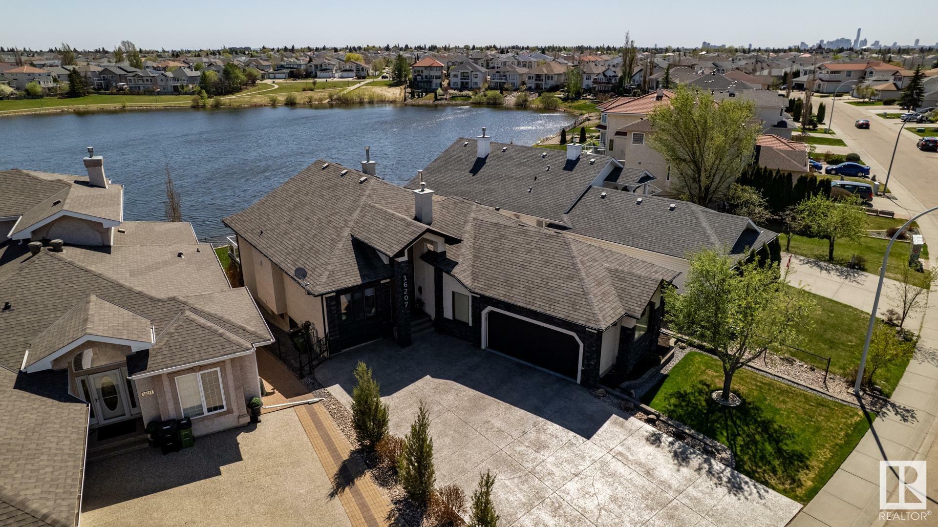 16207 89 Street NW  Edmonton AB T5Z 3M3 photo