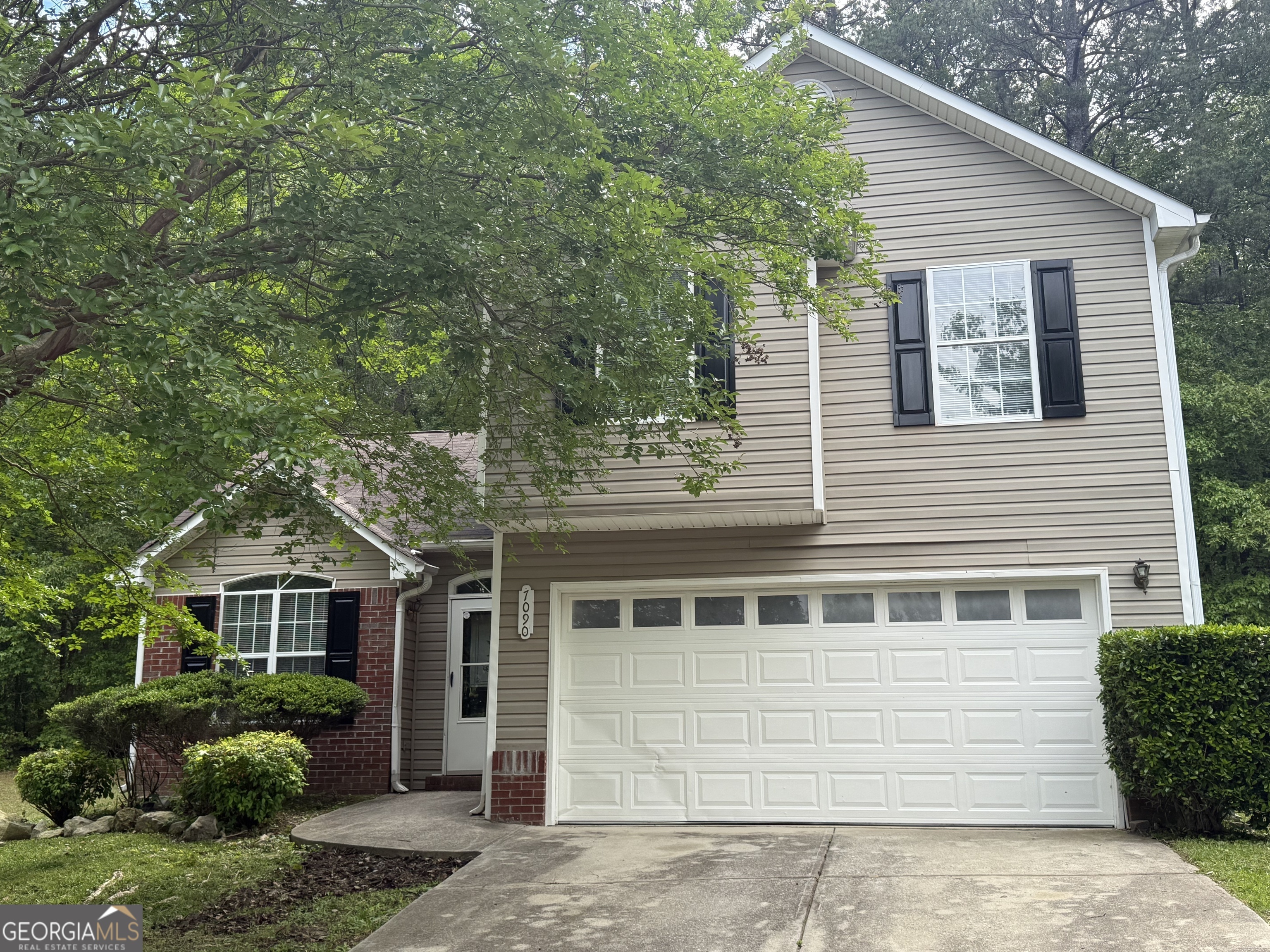 Property Photo: 7090 E Village Court GA 30296