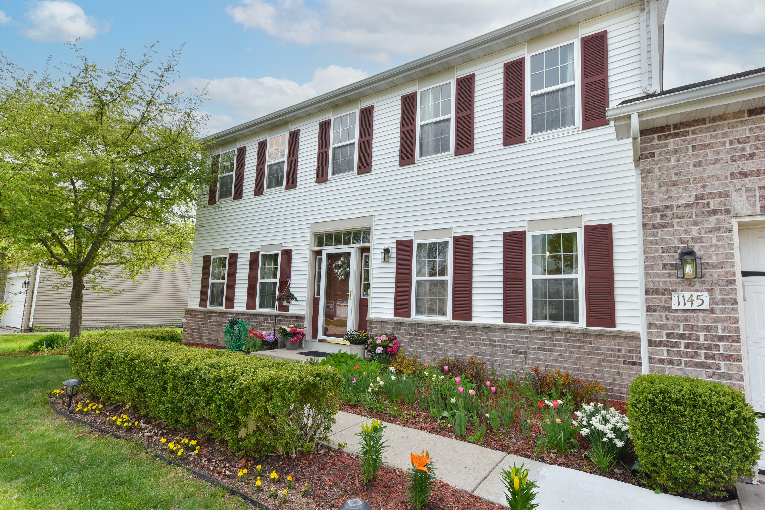 Property Photo:  1145 Iris Ln  WI 53024 