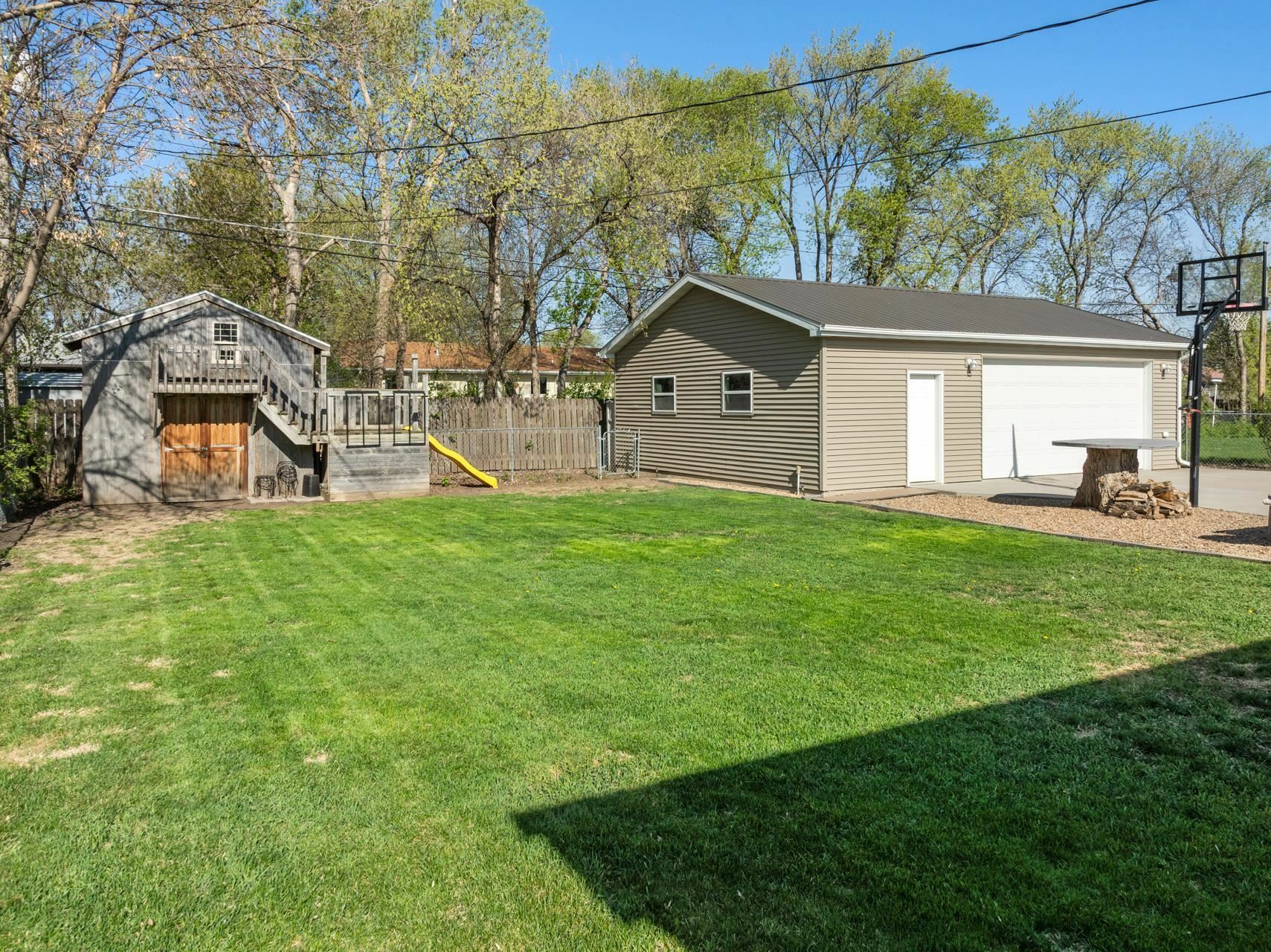 Property Photo: 1722 1st St SE ND 58701