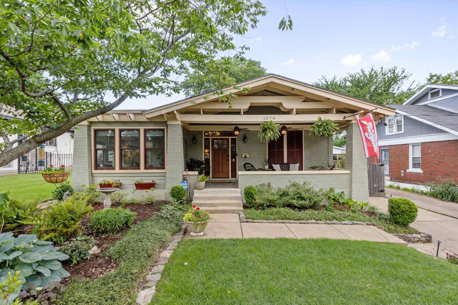 Property Photo: 1870 Harbert Ave TN 38104