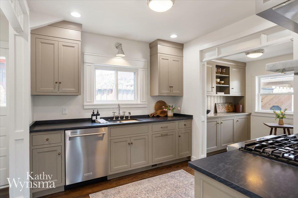 Property Photo:  1154 E Chippewa Drive SE  MI 49506 