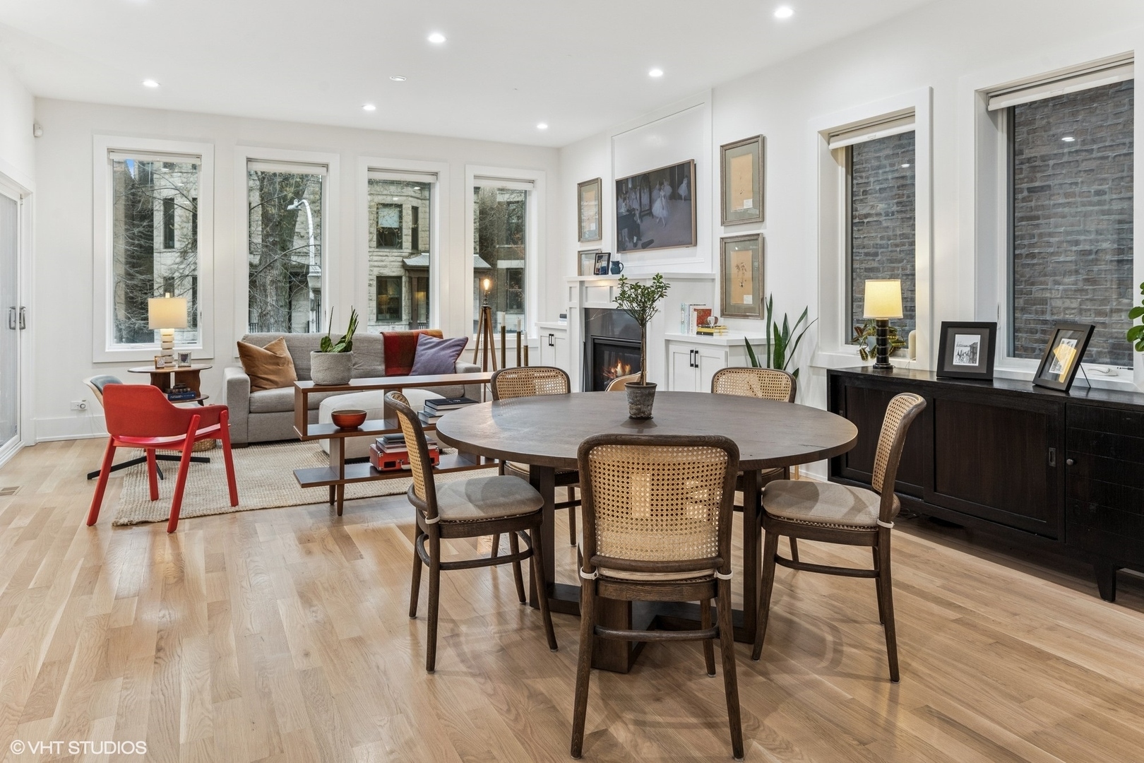 Property Photo: 3837 N Kenmore Avenue 1W IL 60613