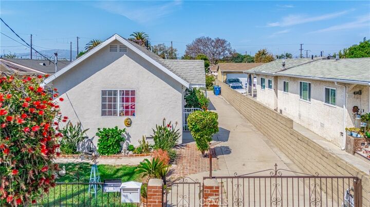 Property Photo:  1113 Flint Avenue  CA 90744 