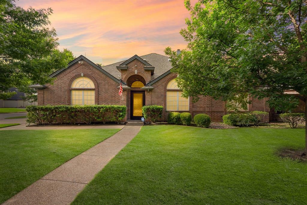 Property Photo: 1617 Oak Creek Drive TX 76054