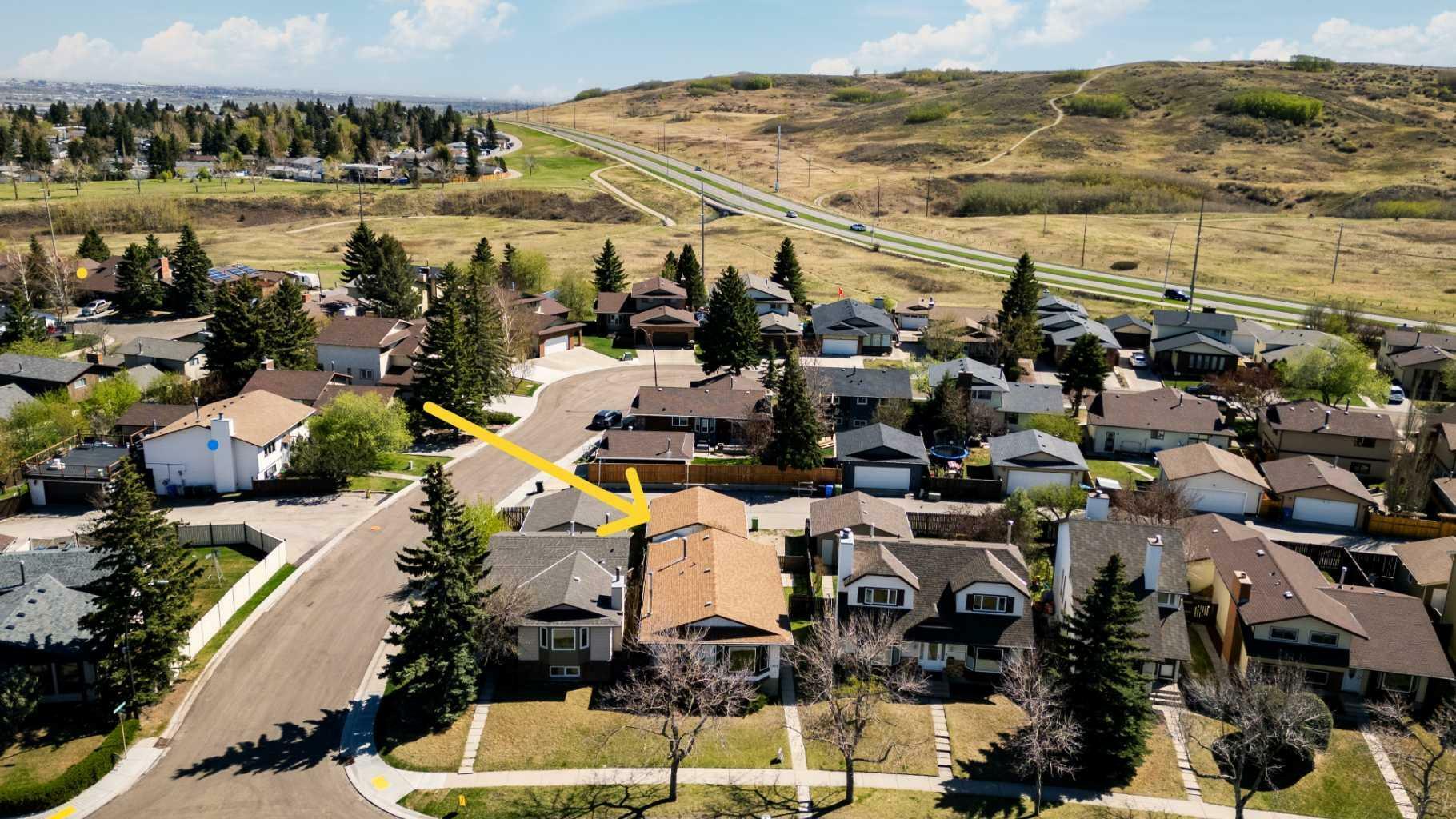 Property Photo: 1275 Berkley Drive NW AB T3K 1T2
