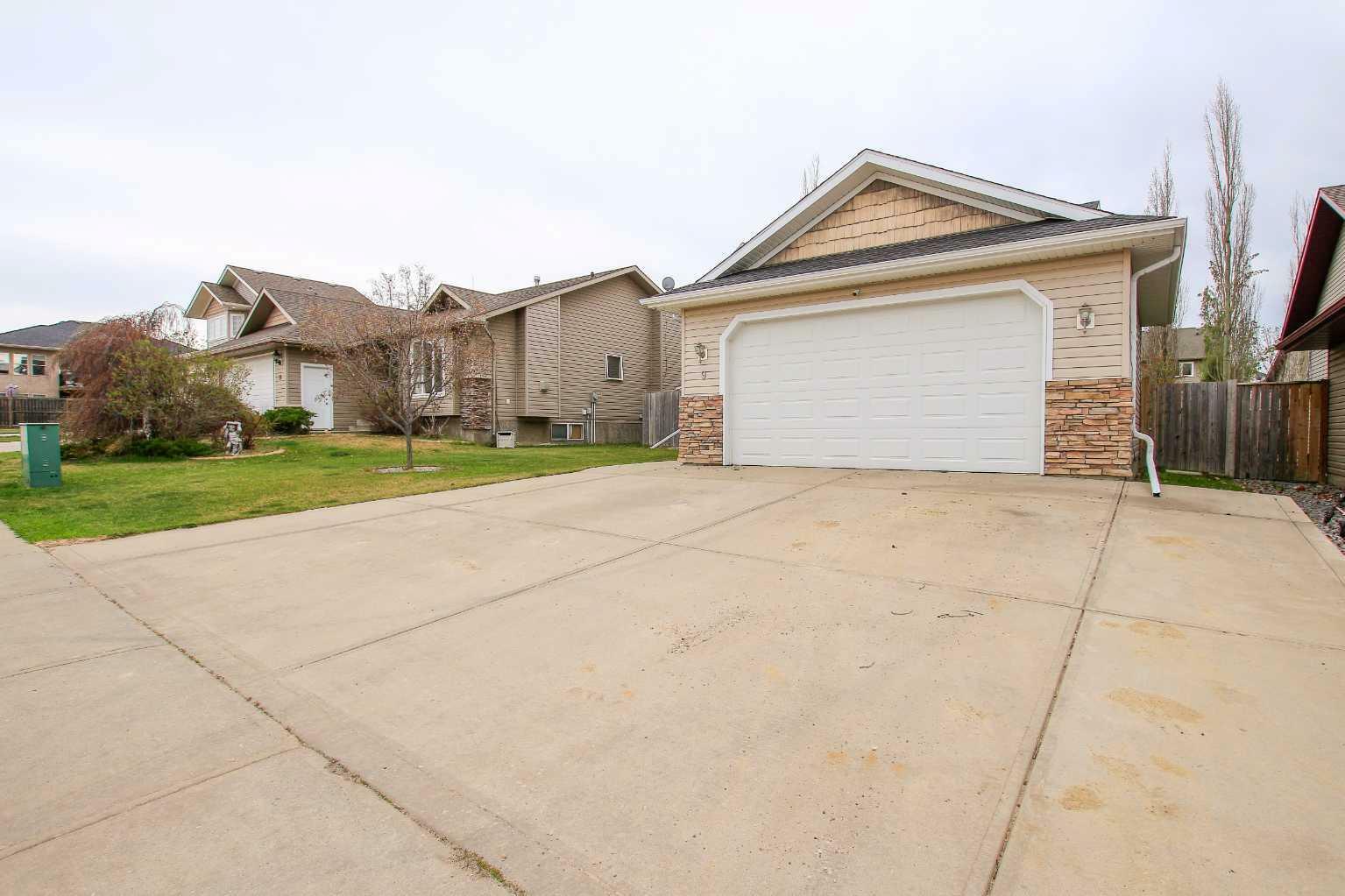Property Photo: 9 Lyon Crescent AB T4S 2M6