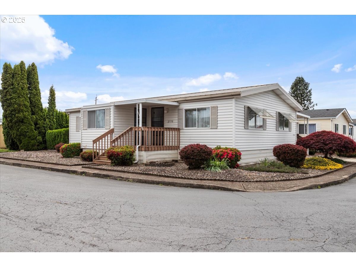 Property Photo: 2750 Oakland Loop SE OR 97317