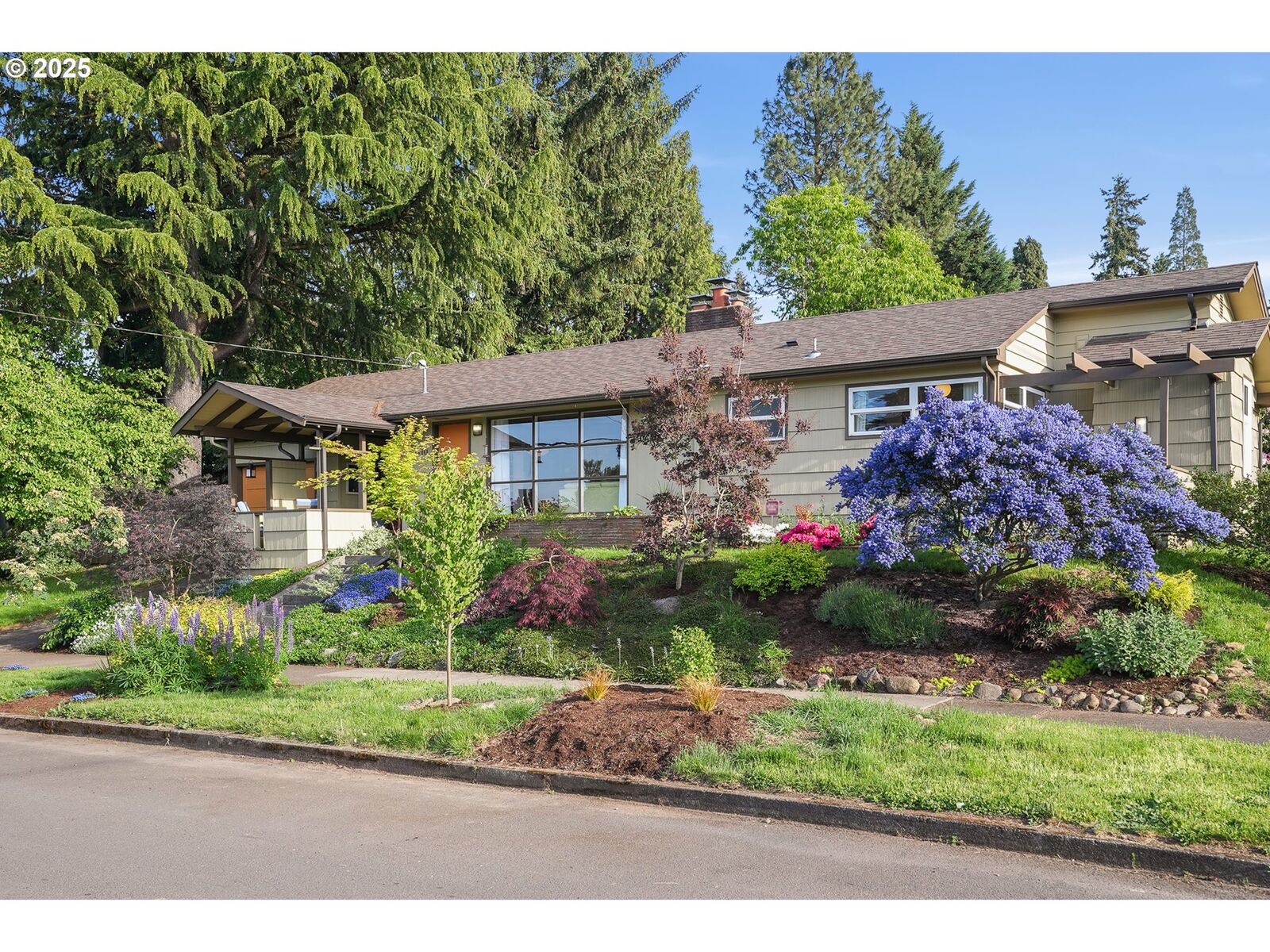 Property Photo:  7710 NE Skidmore St  OR 97218 