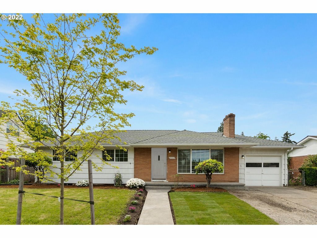 Property Photo: 11040 SE Market St OR 97216