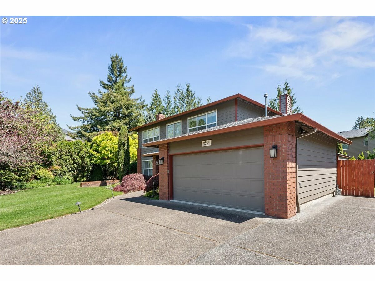 Property Photo: 7618 SE 152nd Ave OR 97236