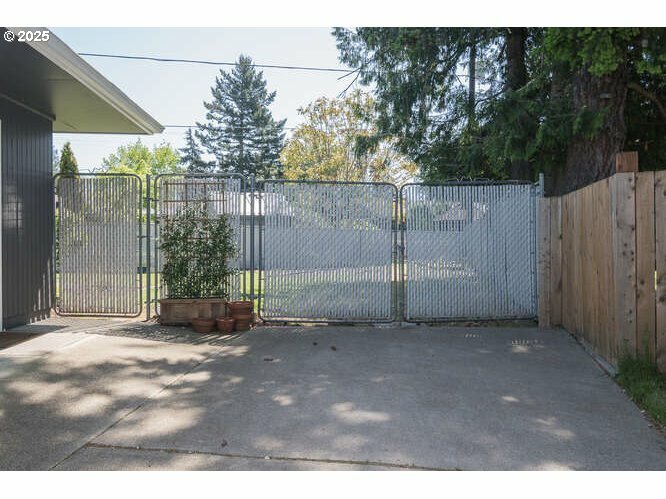 Property Photo: 2036 SE 161st Ct OR 97233