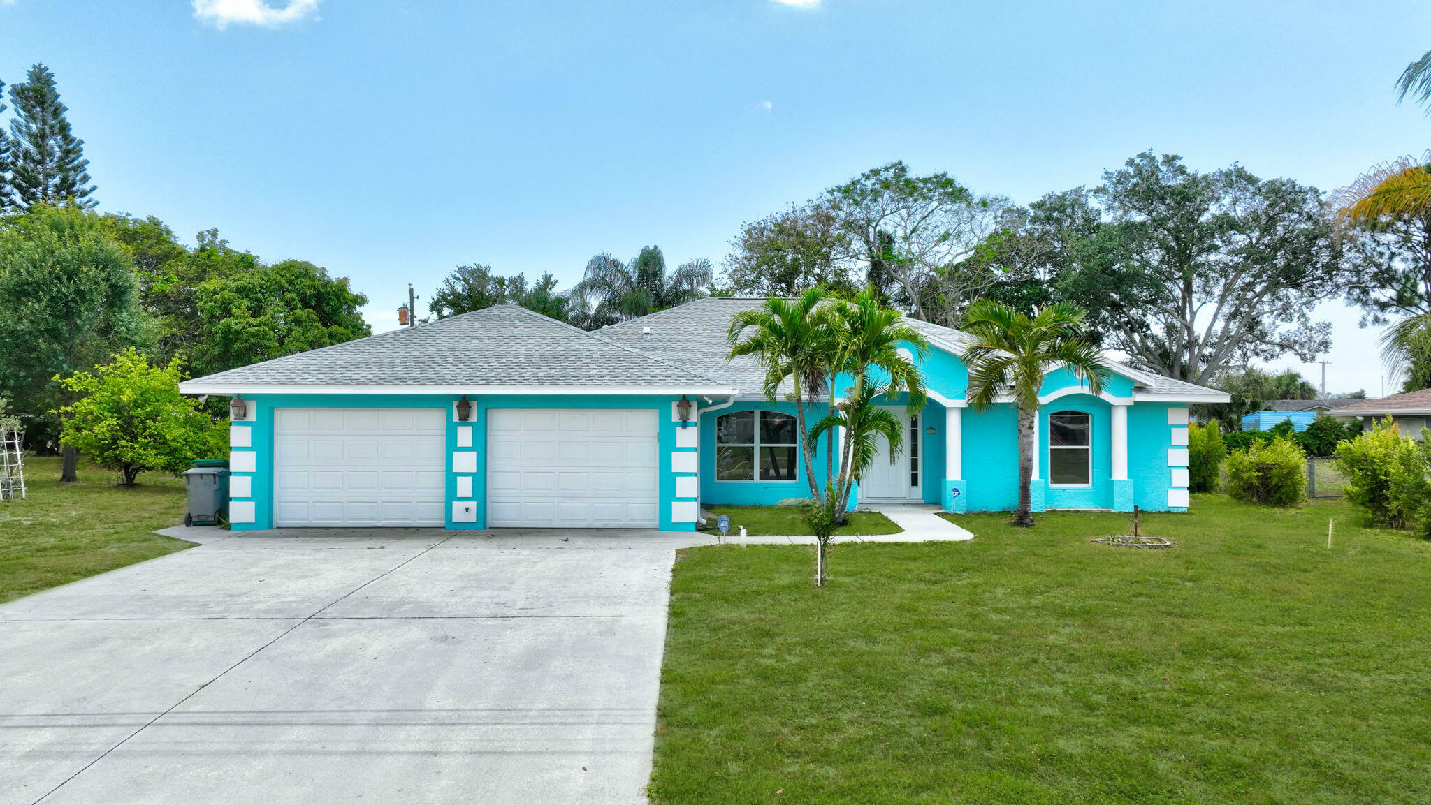 Property Photo: 189 SE Floresta Drive FL 34983