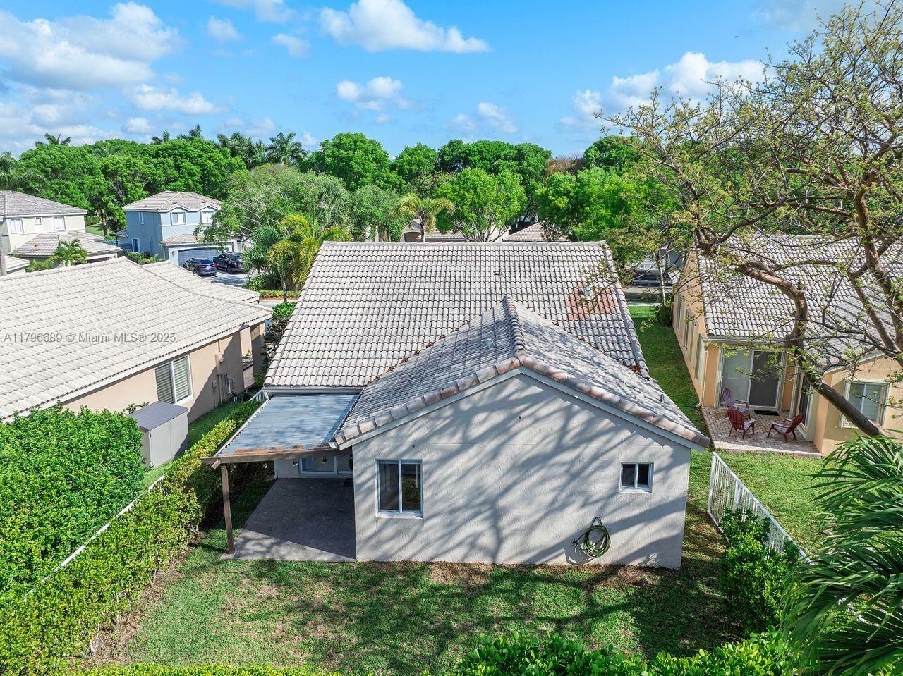 Property Photo: 4013 Pine Ridge Ln FL 33331