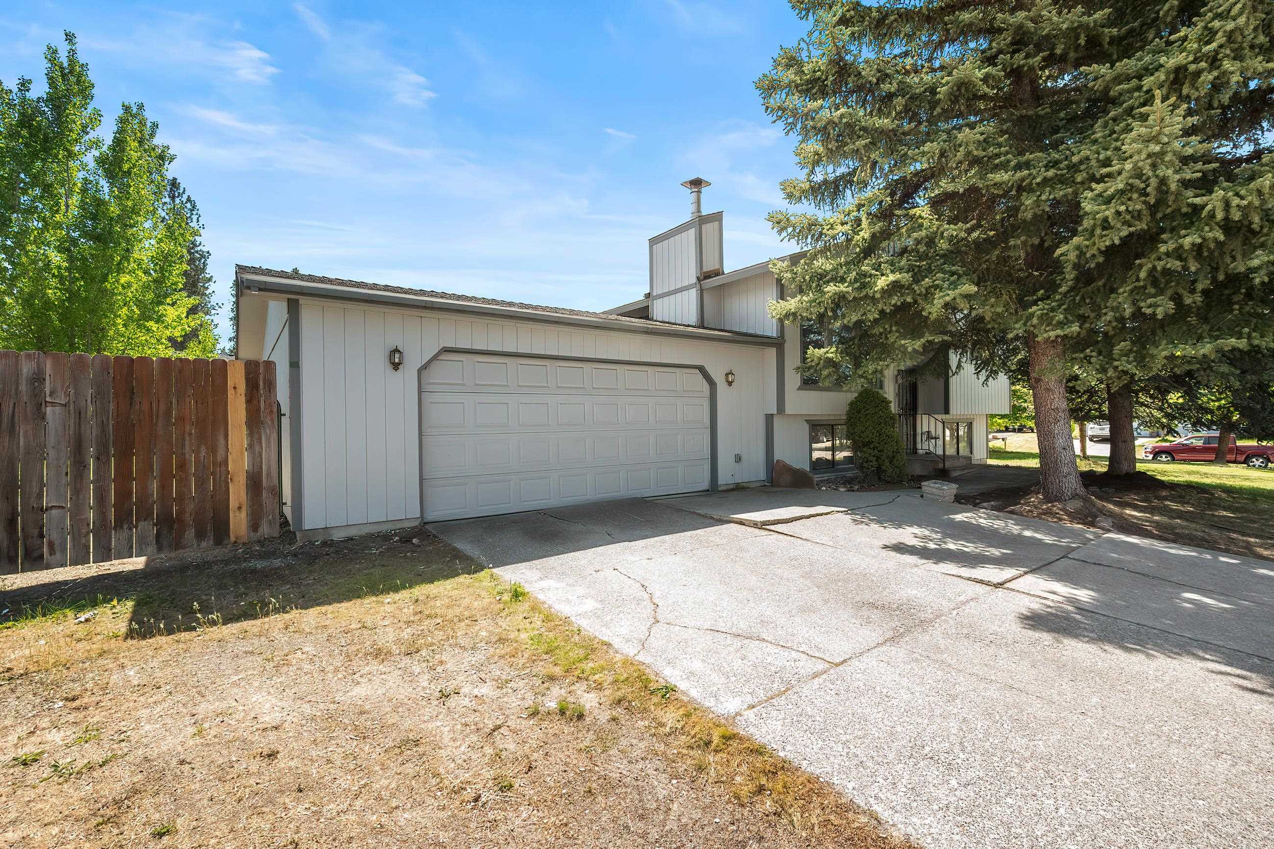 Property Photo: 3326 E Pineglen Ave WA 99021