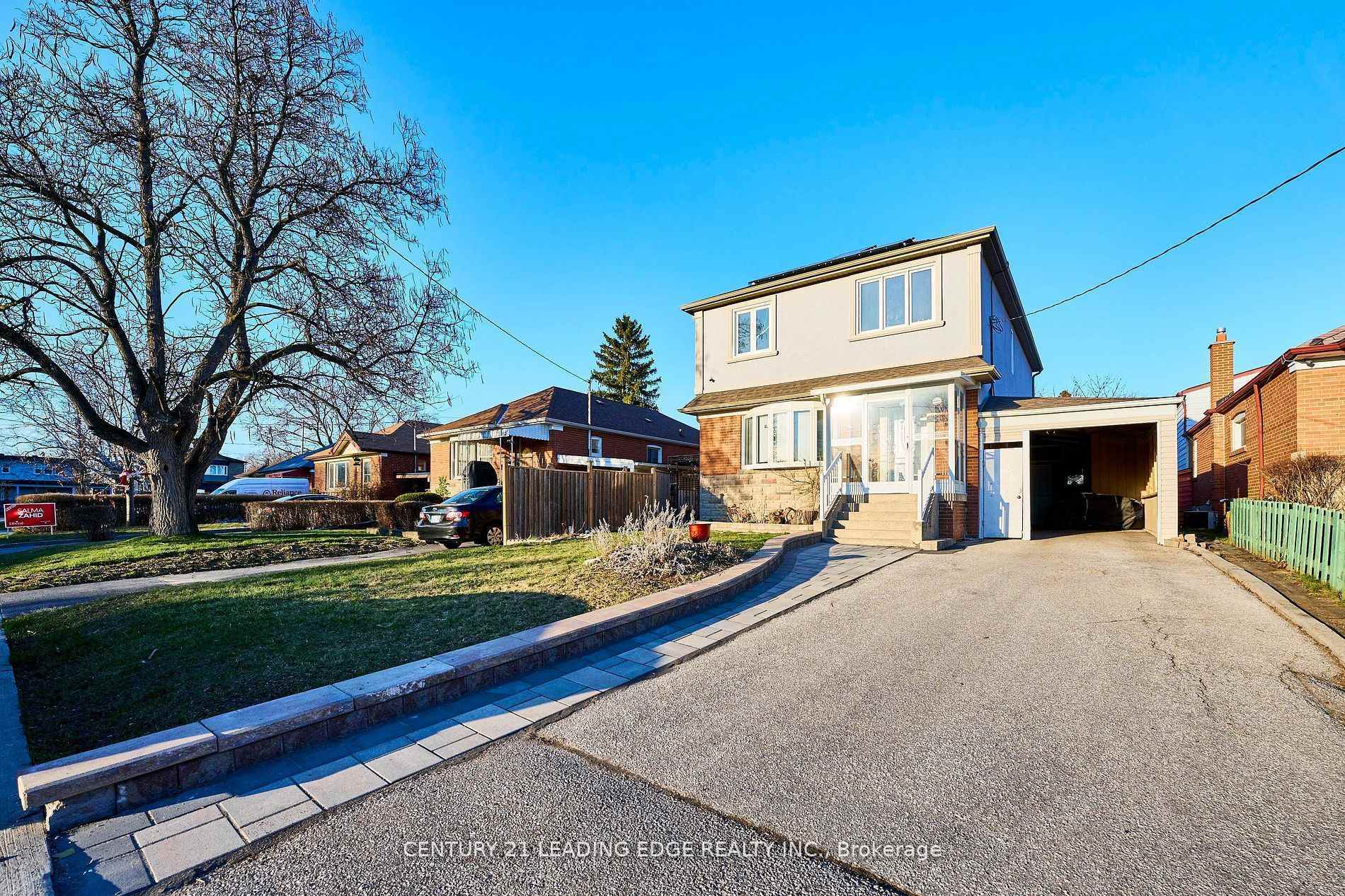 Photo de la propriété: 14 Flora Drive ON M1P 1A3